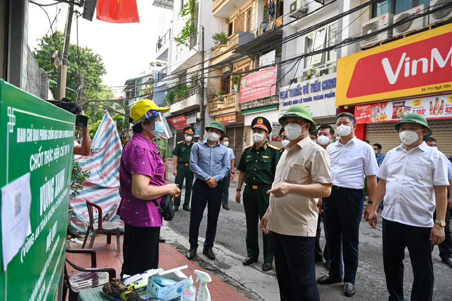 Bí thư Thành ủy Hà Nội Đinh Tiến Dũng kiểm tra thực hiện cách ly tại “vùng đỏ” Văn Miếu, Văn Chương